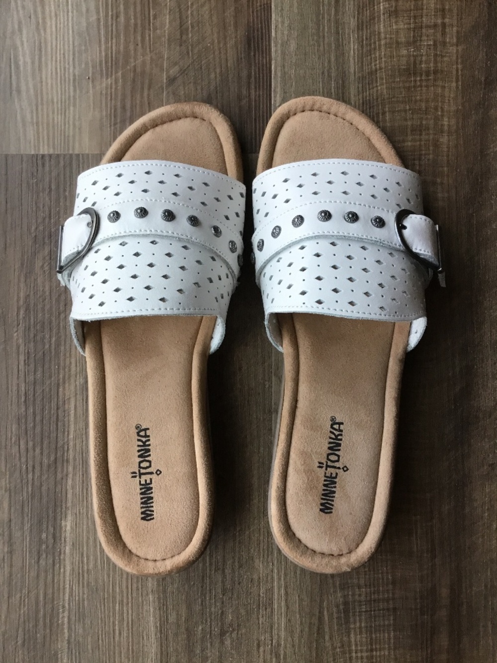 Minnetonka White Leather Slide Sandals Buckle Medallion
